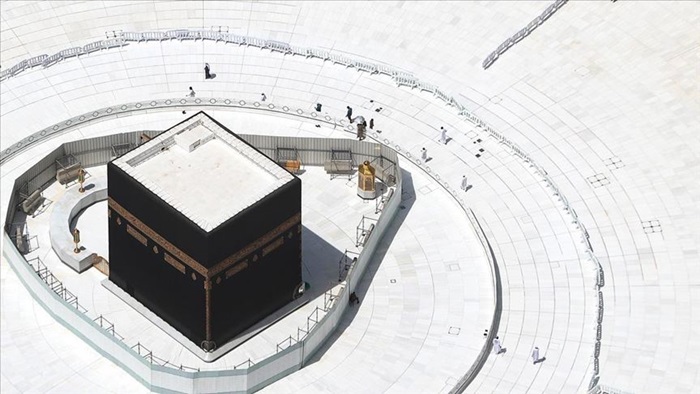 Yurt dışından gelen ilk umre kafilesi 8 ay aradan sonra Kabe'de tavaf yaptı