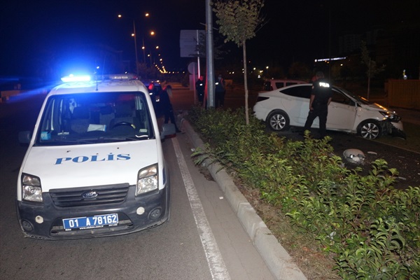 Adana'da kaza yapan otomobil sürücüsü olay yerinden kaçtı