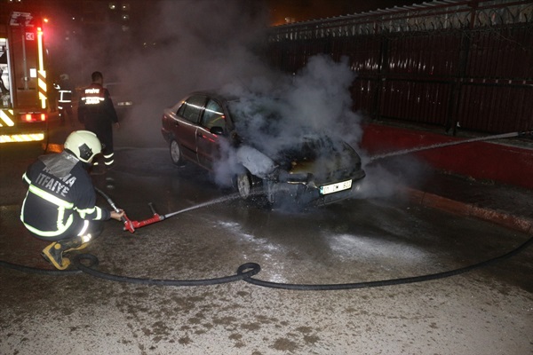 Adana'da park halindeki otomobil yandı