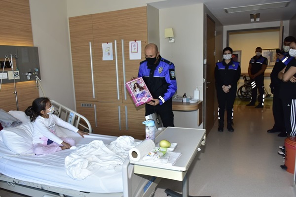 Adana polisi lösemili çocukları hasta yataklarında unutmadı  