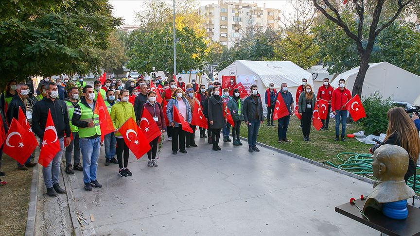 Yurdun dört bir yanında vatandaşlar Atatürk'ü  ebediyete intikalinin 82. yılında saygı duruşunda bulundu