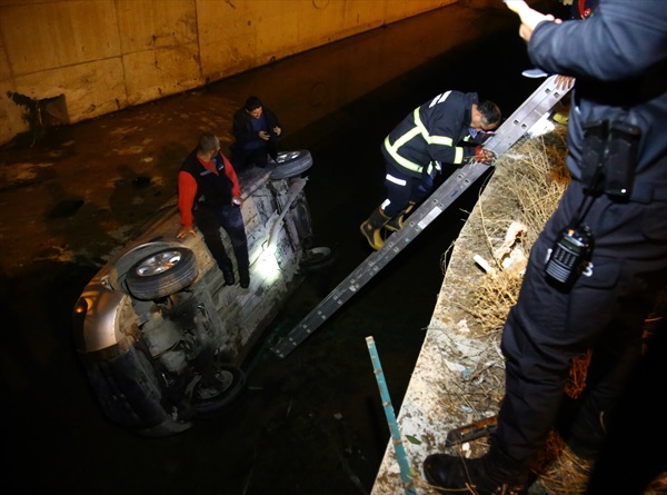 Adana'da dere yatağına düşen aracın üstünde kurtarılmayı beklediler