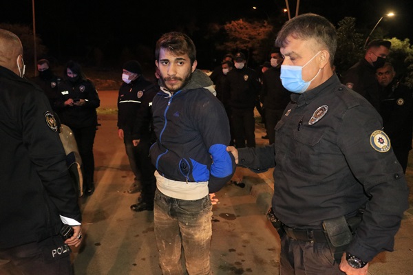 Polisin maske takmaları için uyardığı şahıslar taşla polise saldırdı  