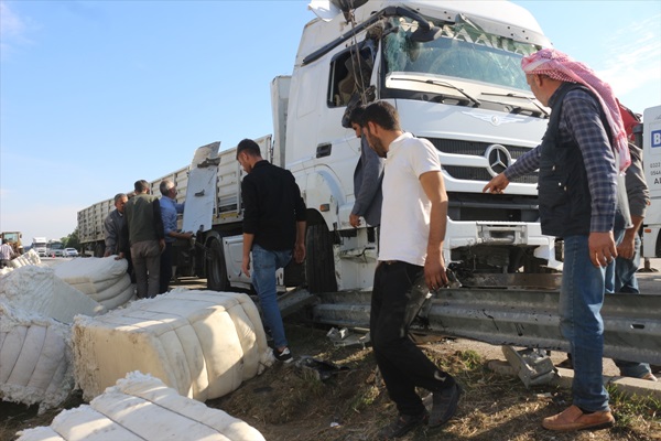 Adana'da pamuk yüklü tır devrildi: 2 yaralı