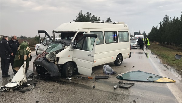 Adana'da tıra arkadan çarpan minibüsteki 4 kişi yaralandı