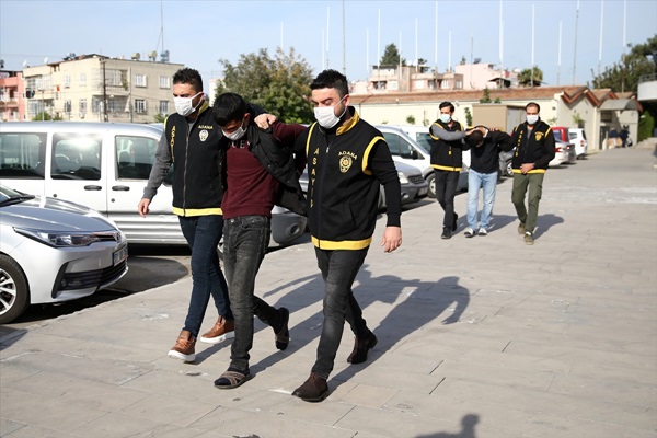 Adana'da ev ve iş yerlerinden hırsızlık yaptıkları iddiasıyla iki zanlı tutuklandı