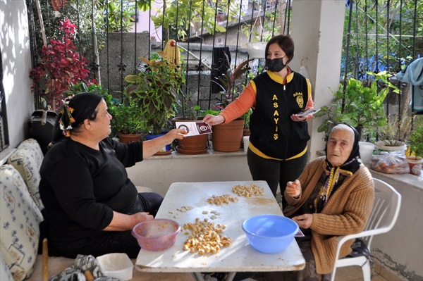 Adana'da polis, evleri ziyaret ederek KADES'i anlattı