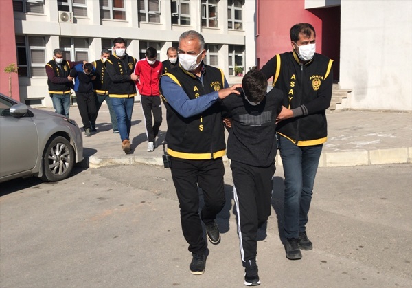 Adana'da yaşlı kadını evinde gasbettiği iddiasıyla 3 zanlı yakalandı