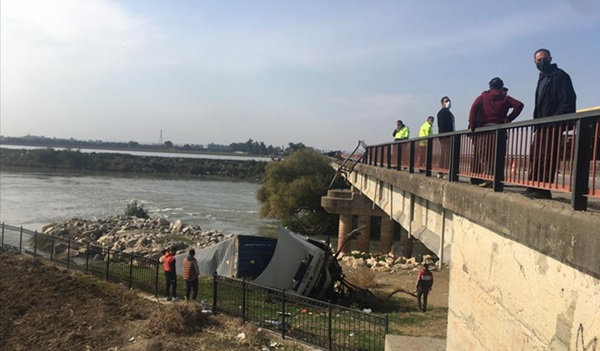 Adana'da kontrolden çıkan tır köprüden düştü