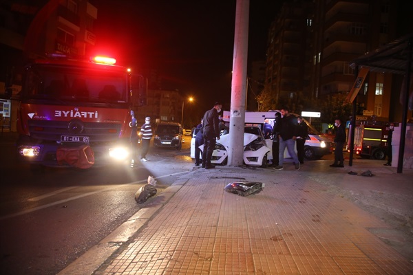 Adana'da elektrik direğine çarpan otomobildeki 3 kişi yaralandı