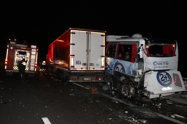 Adana'da yolcu otobüsü ile tır çarpıştı: 4 yaralı