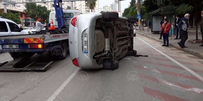 Adana'da ağaca çarpan otomobil devrildi