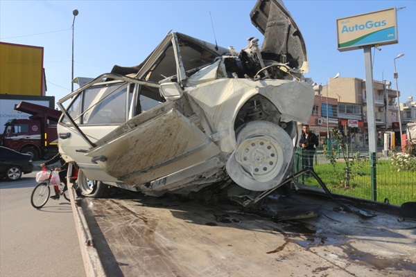 Adana'da köprü ayağına çarpan otomobilin sürücüsü öldü