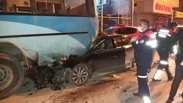 Adana'da otomobil işçi taşıyan otobüse çarptı: 1 yaralı