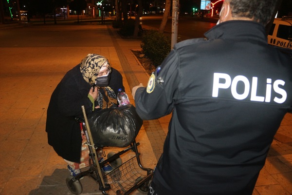 Adana'da belediye otobüsüne yetişemeyen kadına polis sahip çıktı