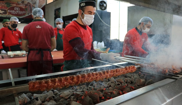 Kısıtlama Adanalıların kebap aşkına engel olamıyor..