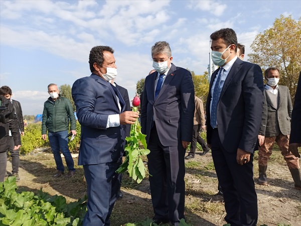 Osmaniye Valisi Yılmaz Kadirli'de tarım işçilerini ziyaret etti