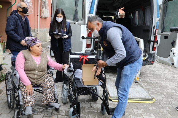 Yüreğir Belediyesinden 10 engelliye akülü tekerlekli sandalye