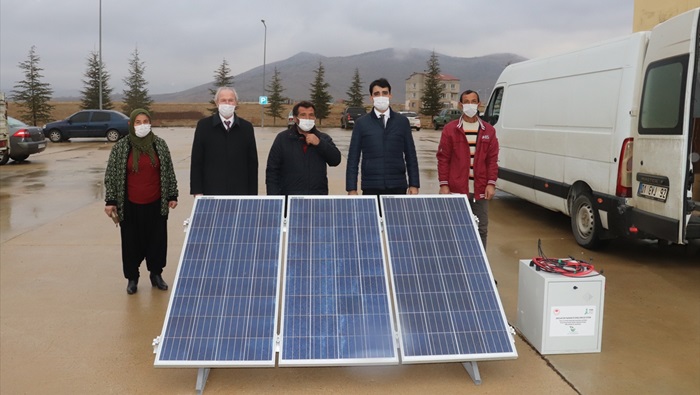 Tufanbeyli'de arıcılara taşınabilir güneş enerji sistemi desteği