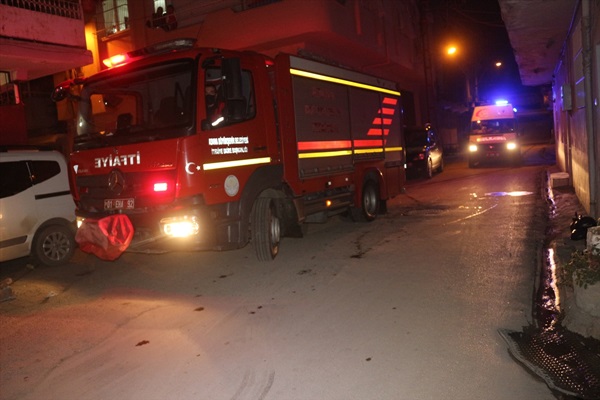 Adana'da bir kişi yaşadığı evi ateşe verdikten sonra kendisini banyoya kilitledi