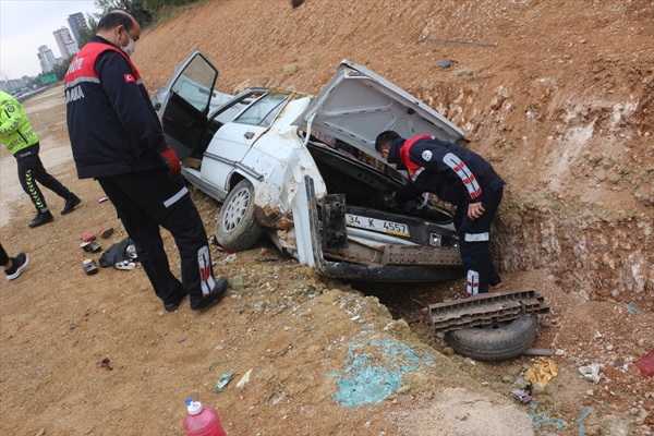 Adana'da otomobil devrildi: 5 yaralı