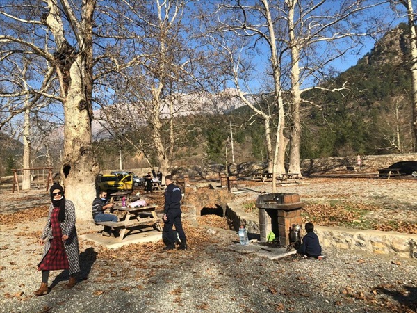 Adana'da tabiat parkında piknik yapanlara para cezası