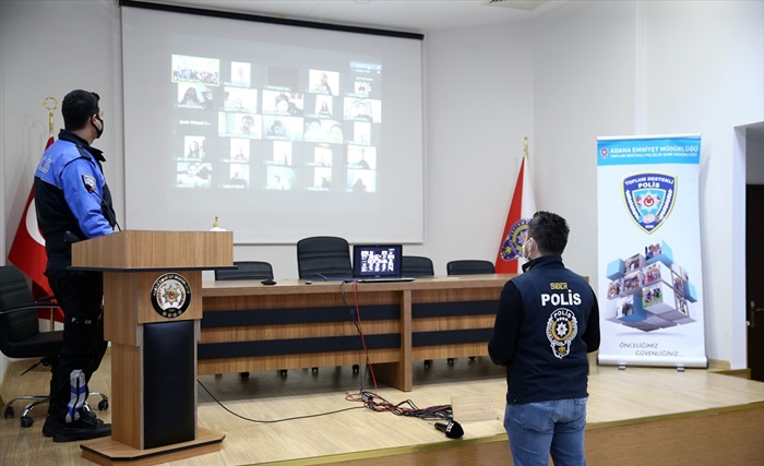 Adana'da polis, öğrencileri internetten dijital güvenlik konusunda bilgilendirdi