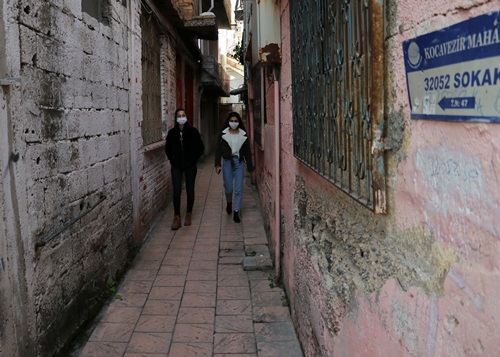 Adana’nın en dar sokağı görenleri şaşırtıyor  