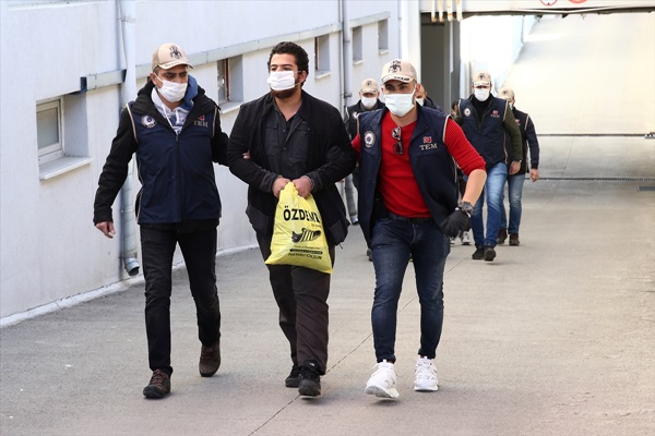 Adana'daki terör örgütü DEAŞ operasyonunda yakalanan 3 zanlıdan biri tutuklandı