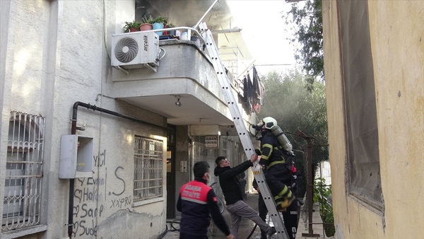 Adana'da evinde yangın çıkan genç kız balkondan atlayarak kurtuldu