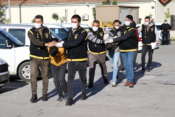 Adana'da polise tabancayla ateş eden 4 hırsızlık şüphelisi tutuklandı