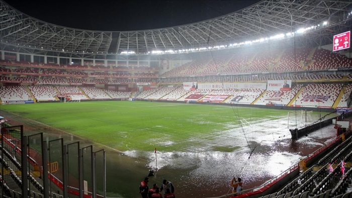 Fraport TAV Antalyaspor-Atakaş Hatayspor maçı yoğun yağış nedeniyle ertelendi