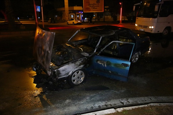 Adana'da seyir halindeki otomobil yandı