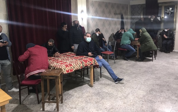 Adana'da kafeteryalarda kumar oynayan 70 kişiye para cezası