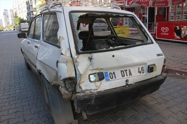 Adana'da kontrolden çıkan kamyonet park halindeki otomobile çarptı