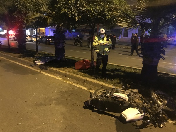 Adana'da motosiklet devrildi: 1 ölü, 2 yaralı