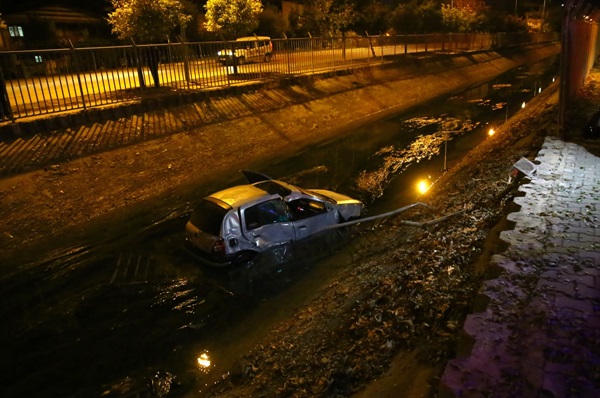 Adana'da sulama kanalına düşen otomobilin sürücüsü yaralandı