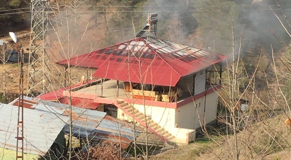 Kozan'da yangın çıkan evde hasar oluştu