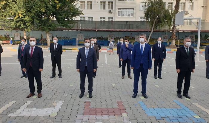 Adana'daki okullarda saat 10.00'da İstiklal Marşı okundu.