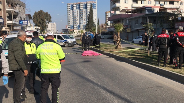 Adana'da polisten kaçarken maratoncuların arasından geçen sürücünün motosikletiyle çarptığı yaya öldü