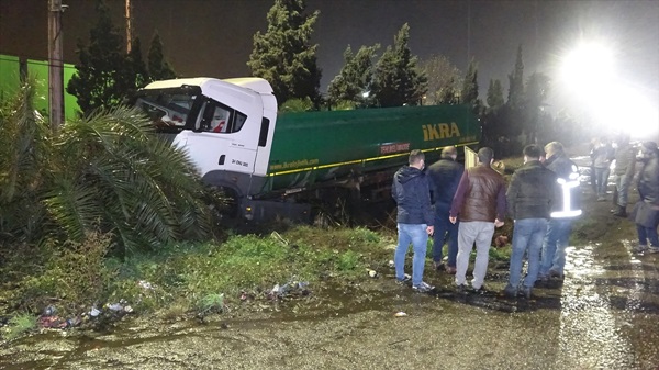 Adana'da bankete çarpan akaryakıt tankerinin sürücüsü hayatını kaybetti