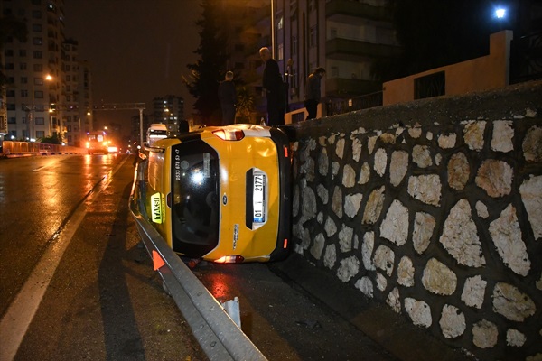 Adana'da virajı alamayan ticari taksi alt yola düştü