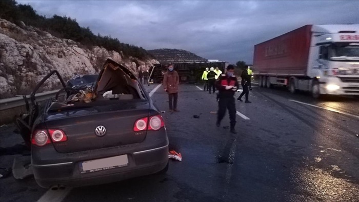 Pozantı-Ankara otoyolunda kamyonla otomobil çarpıştı: 5 ölü, 2 yaralı