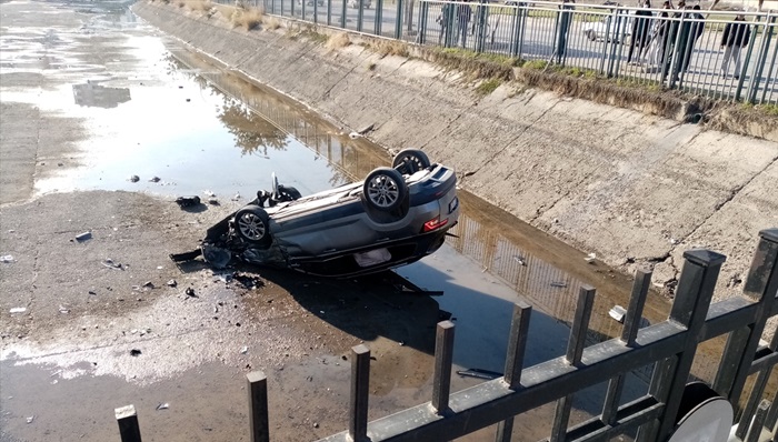 Adana'da boş sulama kanalına devrilen otomobilin sürücüsü yaralandı