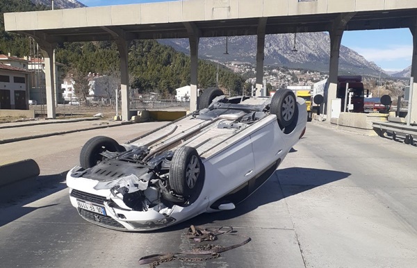 Adana'da gişe bariyerine çarpan otomobil devrildi