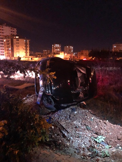 Adana'da yoldan çıkan otomobil tarlaya devrildi: 1 yaralı