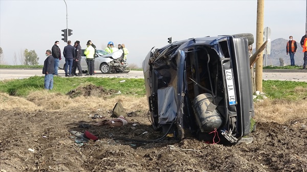 Adana'da iki otomobil çarpıştı: 1 ölü, 5 yaralı