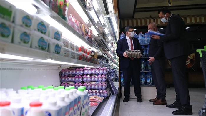 Marketlerde 'ayçiçeği yağı stokçuluğu' ile 'fahiş fiyat' denetimleri yapılıyor