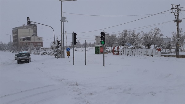 Adana Tufanbeyli'de kar nedeniyle 29 mahalle yolu ulaşıma kapandı