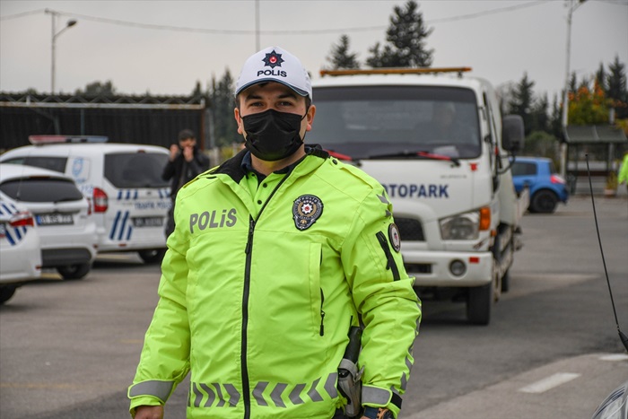 Adana'da polis üşüyen zihinsel engelli çocuğa montunu verdi